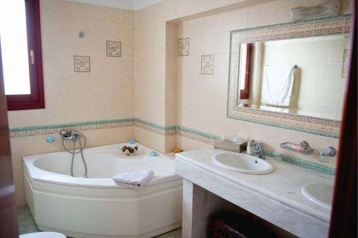 Casa Cinque bathroom with bathtub sink mirror and natural light