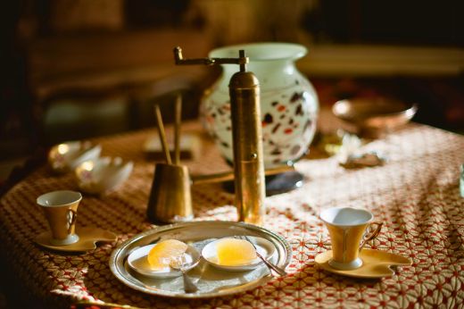 Traditional table detail with cups and decorative objects inside Casa Cinque